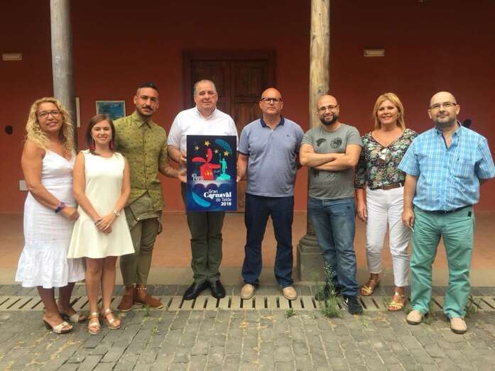 Jurado con el cartel del Carnaval 2019 de Telde (Foto TA)